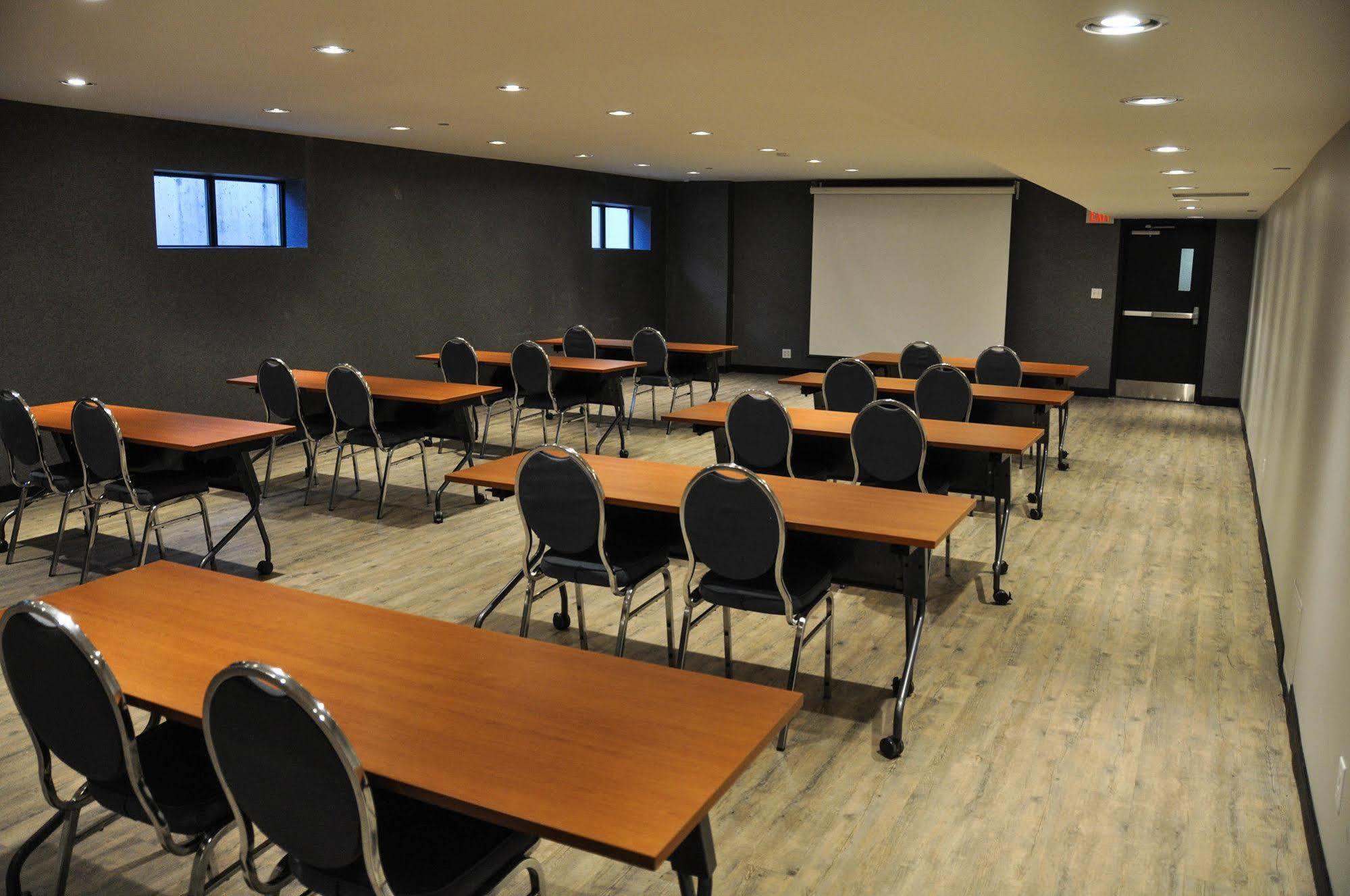 Residence & Conference Centre - Kitchener-Waterloo Экстерьер фото